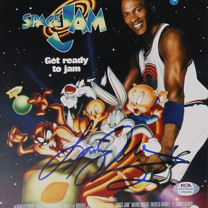 Larry Johnson – Original Autogramm auf 20 x 25 cm "Space Jam" Foto mit COA (PSA)