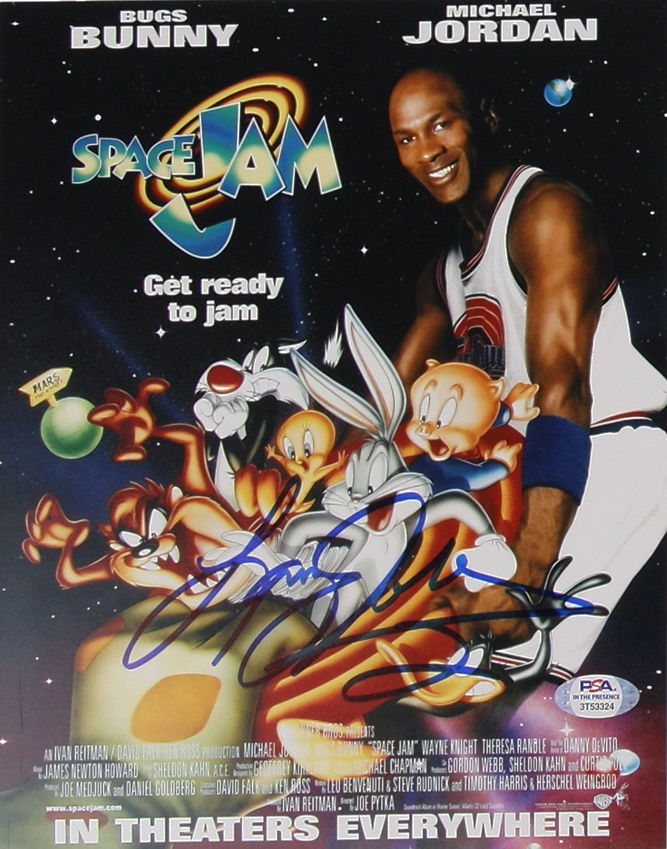 Larry Johnson – Original Autogramm auf 20 x 25 cm "Space Jam" Foto mit COA (PSA)