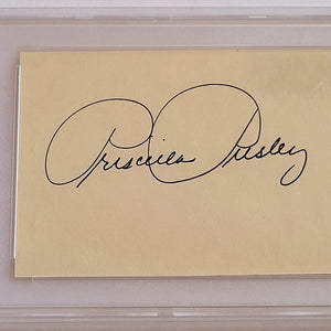 Priscilla Presley Autogramm - Elvis Legacy- PSA Slab im Rahmen 23x32 cm