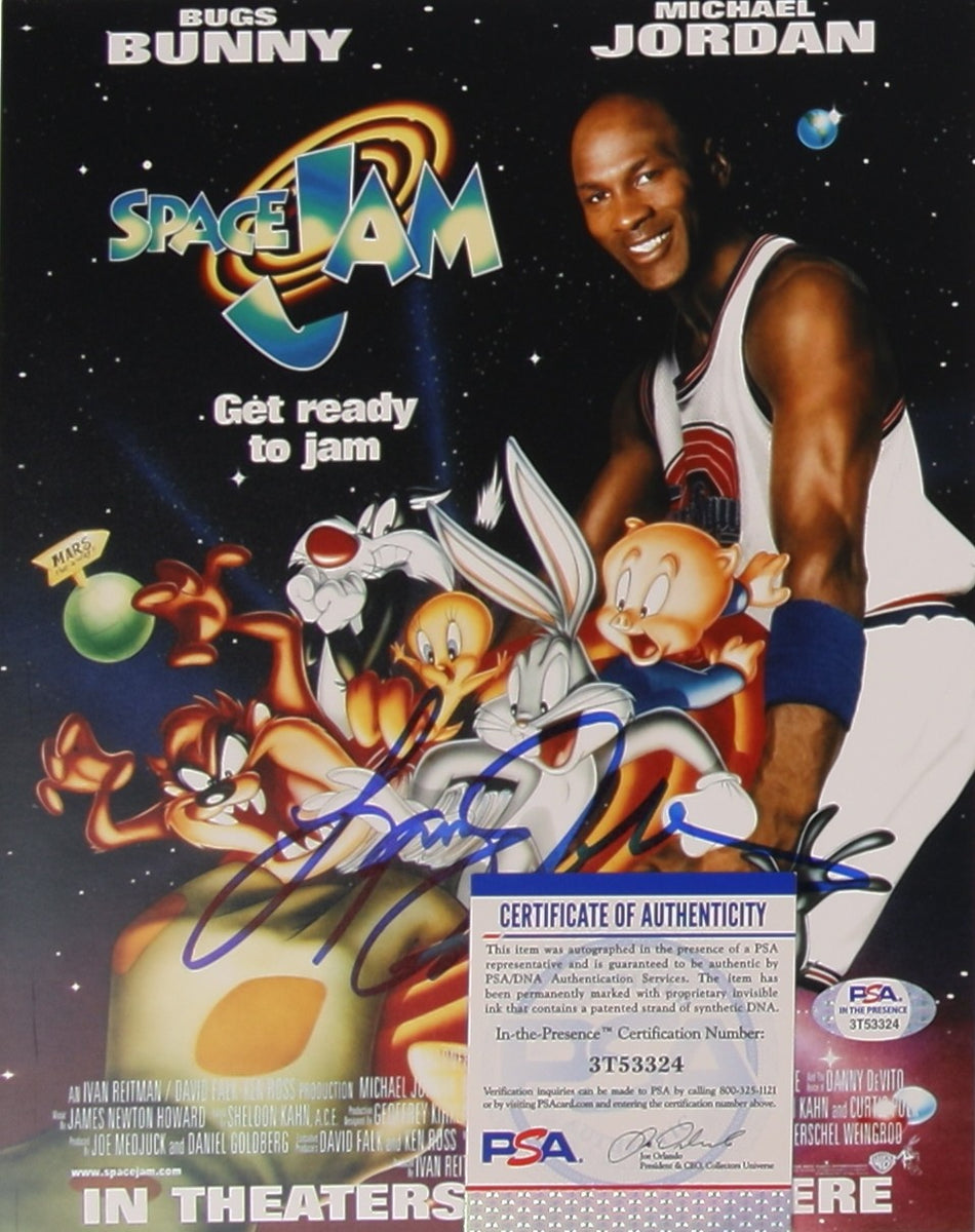 Larry Johnson – Original Autogramm auf 20 x 25 cm "Space Jam" Foto mit COA (PSA)