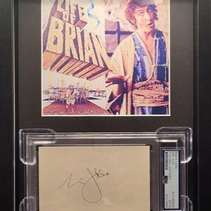Eric Idle Autogramm – M. Python „Das Leben des Brian“ – PSA Slab im Rahmen 23x32