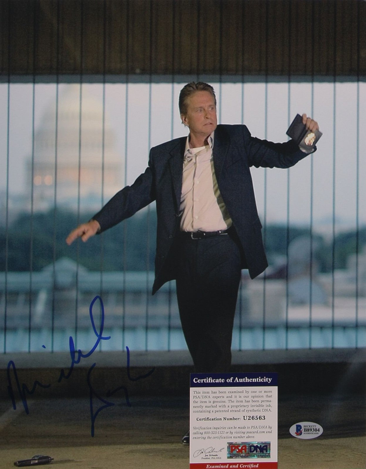 Michael Douglas (Sentinel) 28x36 cm Autogramm COA (Beckett)