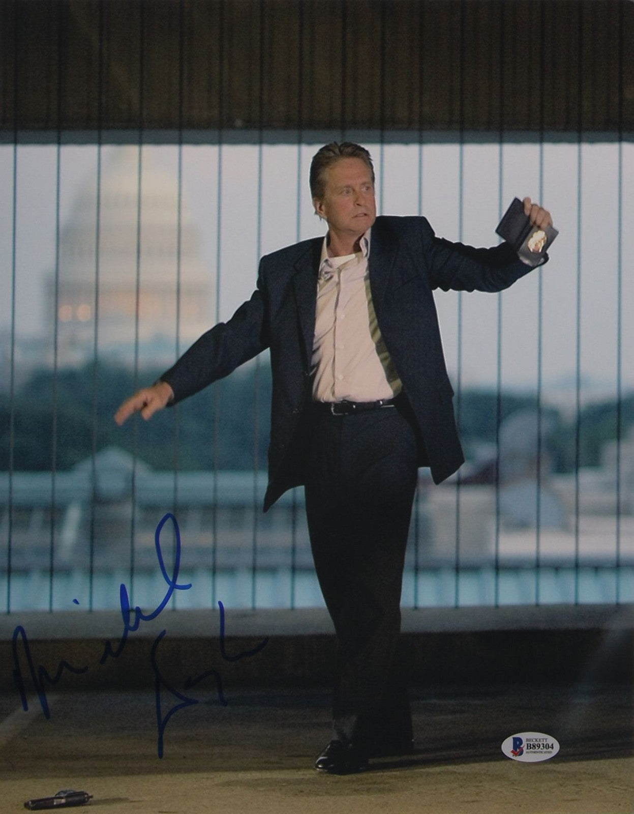 Michael Douglas (Sentinel) 28x36 cm Autogramm COA (Beckett)