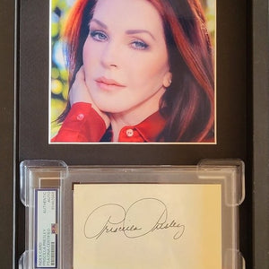 Priscilla Presley Autogramm - Elvis Legacy- PSA Slab im Rahmen 23x32 cm
