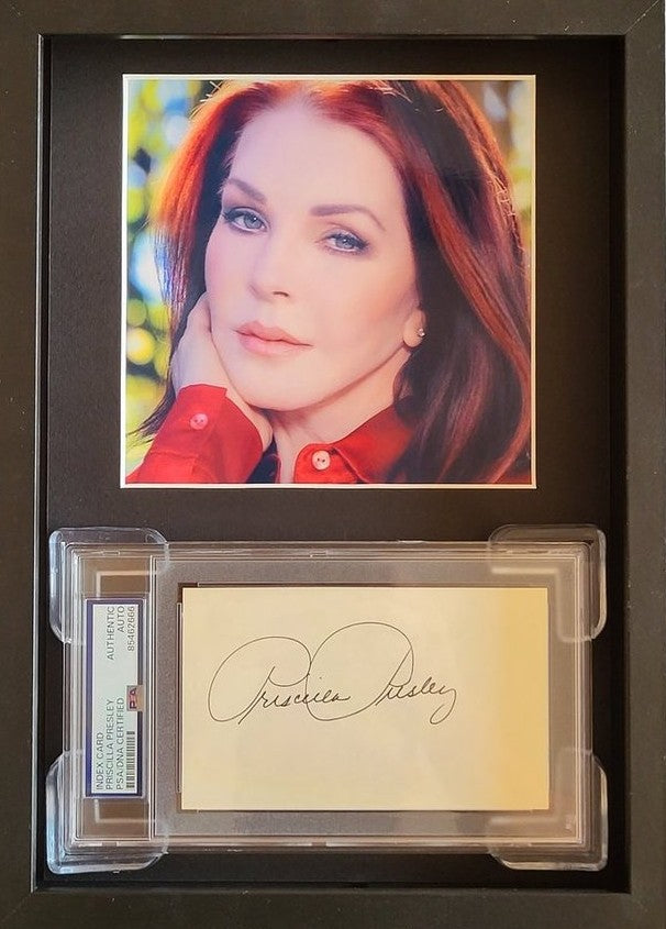 Priscilla Presley Autogramm - Elvis Legacy- PSA Slab im Rahmen 23x32 cm